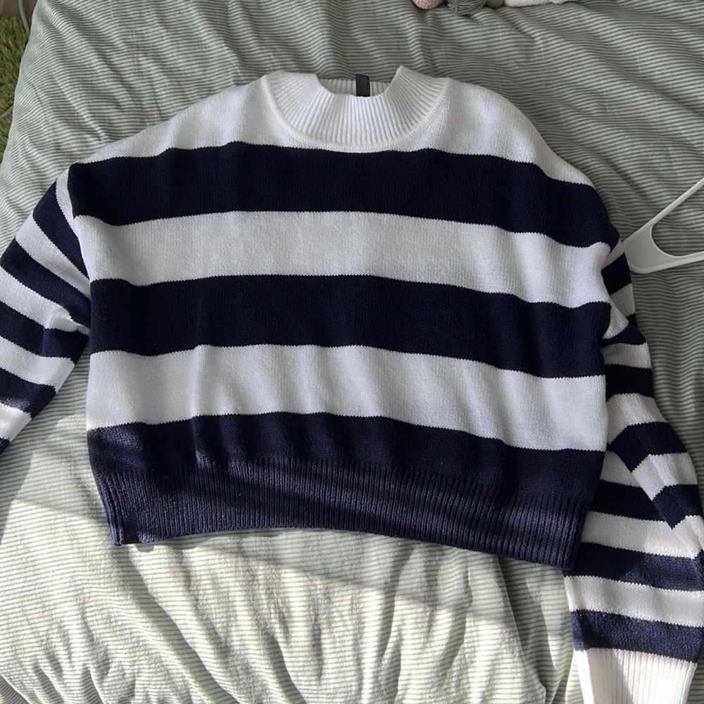 HM women’s stripped sweater, cropped